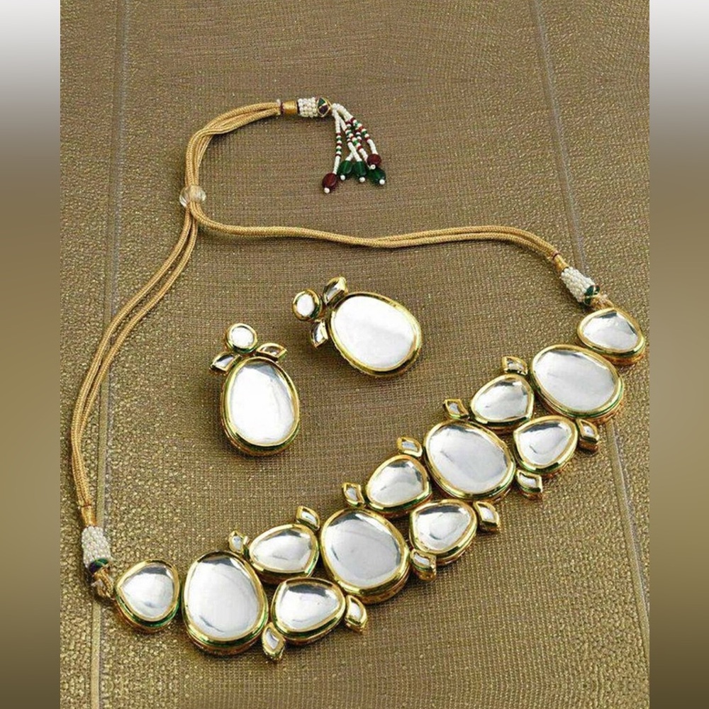 Kundan diamond necklace set with matching earrings